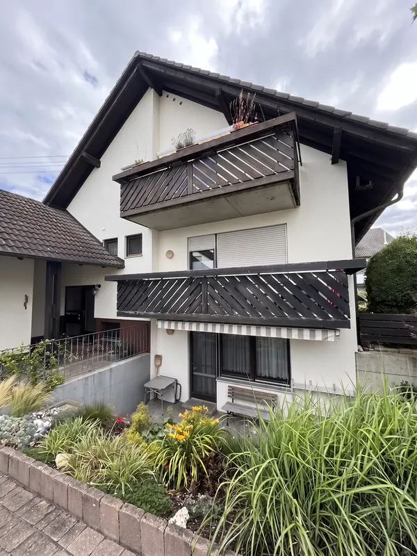 Dieselbe Fassade nach dem neuen Anstrich in Weiß, Raum Biberach