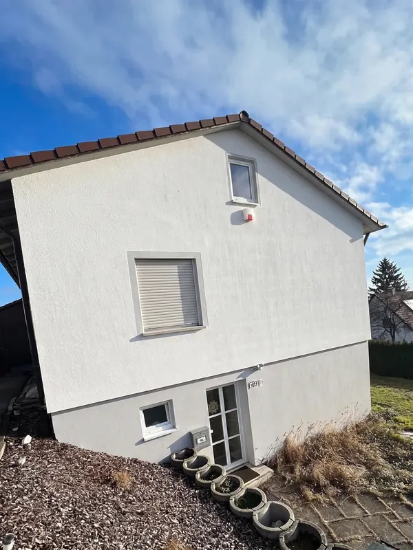Saubere weiße Fassade nach Reinigung und Beschichtung in Rottenacker